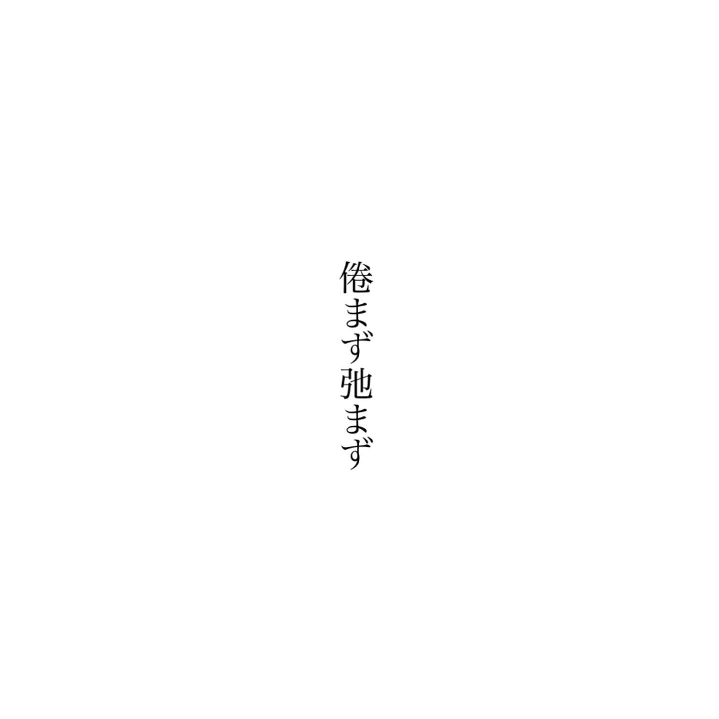 今年は、遅もなく急もなくゆったりと秋が深まっている印象です。小春な秋晴れは連日続いてるし、ふといま時分って、毎年こんなに穏やかだったかしらと思ったくらい。して毎年この時期とは、時間ばかりが過ぎていく、なんとも名残の浅い季感だなあとも感じています。しかし見やれば、小さな草はちゃんと終わりまで咲ききる様子だし、咲ときゃ咲くし散るときゃ散る。そんな執着もない倦まず弛まずな花の気概をみたら、うかうかしてられないと、気が引き締まる思いがした今日です。今日もいちりんあなたにどうぞ。ヒペリカム 花言葉「悲しみは永遠に続かない」