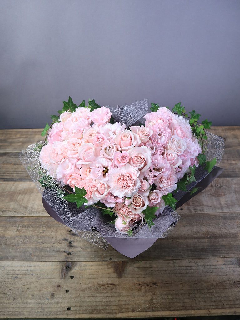 結婚式お祝いのお花を探したところ、HANAIMOのサイトに辿り着いて、たくさんわがままなお願いしたにも関わらずに、とても丁寧に対応いただき、こちらの希望にできるだけ近づけるように積極的に提案いただき、本当に感謝します。